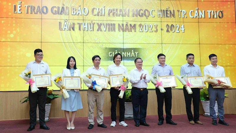 Lãnh đạo Ủy ban nhân dân thành phố Cần Thơ trao Giải Nhất cho các tác giả.