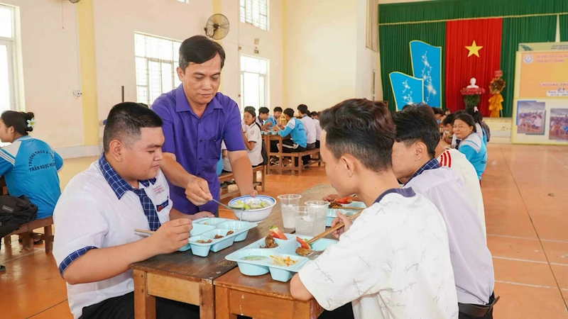 Cơm trưa hỗ trợ các thí sinh Trường trung học cơ sở và trung học phổ thông Trần Ngọc Hoằng.