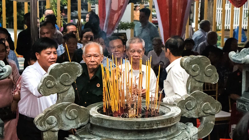 Cựu chiến binh Trung đoàn 1 -U Minh thắp hương tri ân đồng đội.