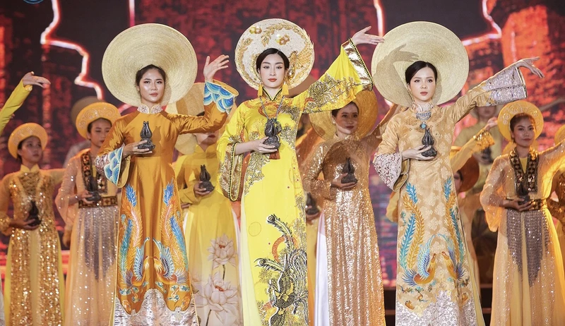 Lễ dâng trầm đầu tiên của Việt Nam do Công ty Trầm hương Khánh Hòa tổ chức tôn vinh giá trị văn hóa dân tộc. Ảnh | Triệu Vân