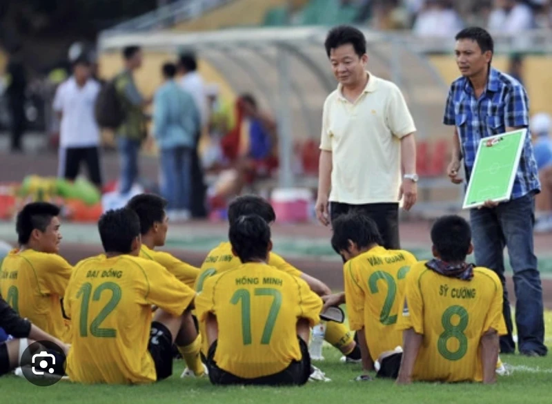 Bầu Hiển xuống sân động viên cầu thủ và HLV Triệu Quang Hà khi CLB Hà Nội mới lên V- League năm 2008.