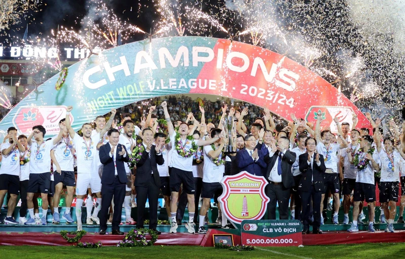 Nam Định lên ngôi vô địch V-League mùa giải 2023-2024. 