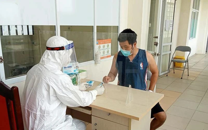 Hướng dẫn người bệnh Covid-19 dùng thuốc hằng ngày tại Bệnh viện dã chiến tỉnh Vĩnh Phúc. (Ảnh HÀ HỒNG HÀ)