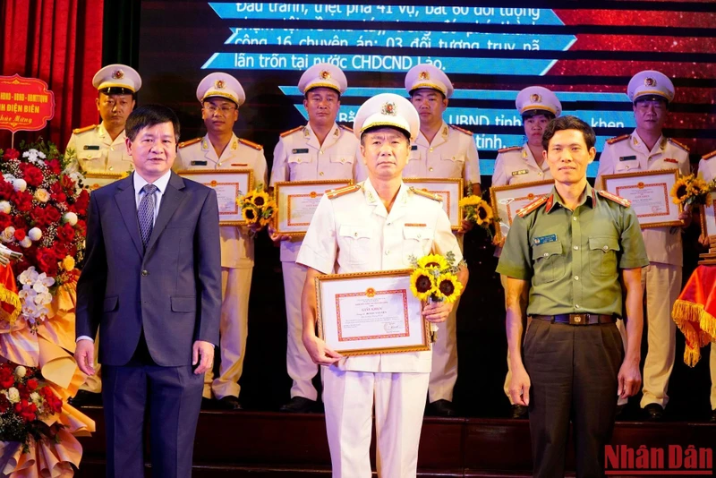 Chủ tịch UBND tỉnh Điện Biên Lê Thành Đô và Đại tá Ngô Thanh Bình, Giám đốc Công an tỉnh Điện Biên tặng giấy khen điển hình tiên tiến cho các cá nhân.