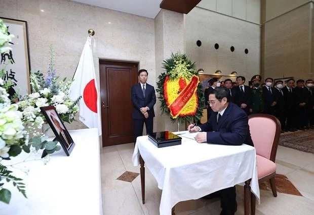 Thủ tướng Phạm Minh Chính ghi sổ tang tưởng niệm cố Thủ tướng Nhật Bản Abe Shinzo. (Ảnh: Dương Giang/TTXVN)