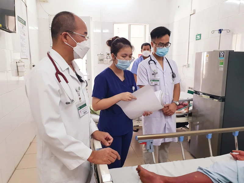 Nhiều ca sốt xuất huyết đang điều trị tại Bệnh viện Bạch Mai. 