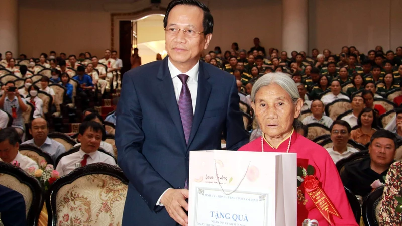 Bộ trưởng Lao động-Thương binh và Xã hội Đào Ngọc Dung trao quà cho Bà mẹ Việt Nam Anh hùng tỉnh Nam Định tại lễ kỷ niệm.