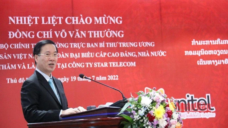 Đồng chí Võ Văn Thưởng đánh giá Công ty Star Telecom là một trong những hình mẫu về hợp tác, đầu tư, kinh doanh của Việt Nam tại Lào. (Ảnh: XUÂN SƠN)