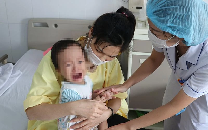 Bệnh nhi mắc cúm nằm điều trị tại Bệnh viện Thanh Nhàn. 