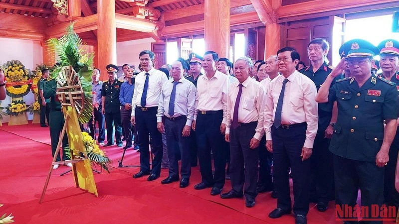 Nguyên Chủ tịch nước Trương Tấn Sang và các đại biểu tưởng nhớ các anh hùng, liệt sĩ tại đền thờ.