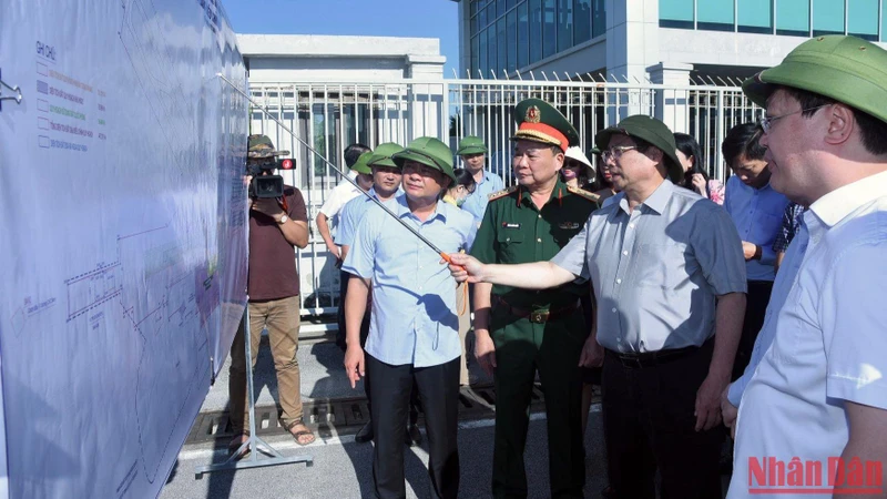 Thủ tướng Phạm Minh Chính thị sát tại Cảng Hàng không Quốc tế Vinh.
