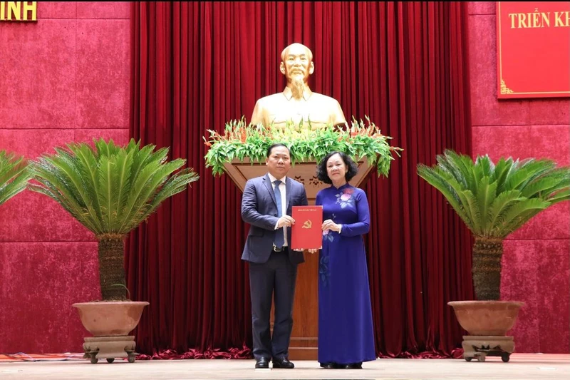 Đồng chí Trương Thị Mai, Ủy viên Bộ Chính trị, Bí thư Trung ương Đảng, Trưởng Ban Tổ chức Trung ương trao Quyết định Bí thư Tỉnh ủy Hòa Bình cho đồng chí Nguyễn Phi Long.