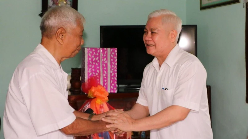 Đồng chí Nguyễn Văn Lợi, Bí thư Tỉnh ủy Bình Dương (bên phải) đến thăm hỏi và trao tặng quà cho gia đình ông Trần Xuân Minh, là cán bộ tiền khởi nghĩa.