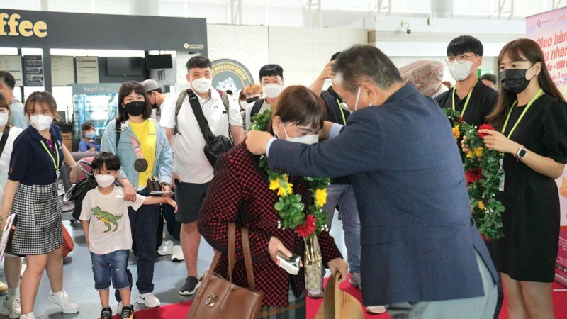 Hành khách trên chuyến bay đầu tiên nhận được quà lưu niệm và hoa từ Vietjet và sân bay Hàn Quốc.