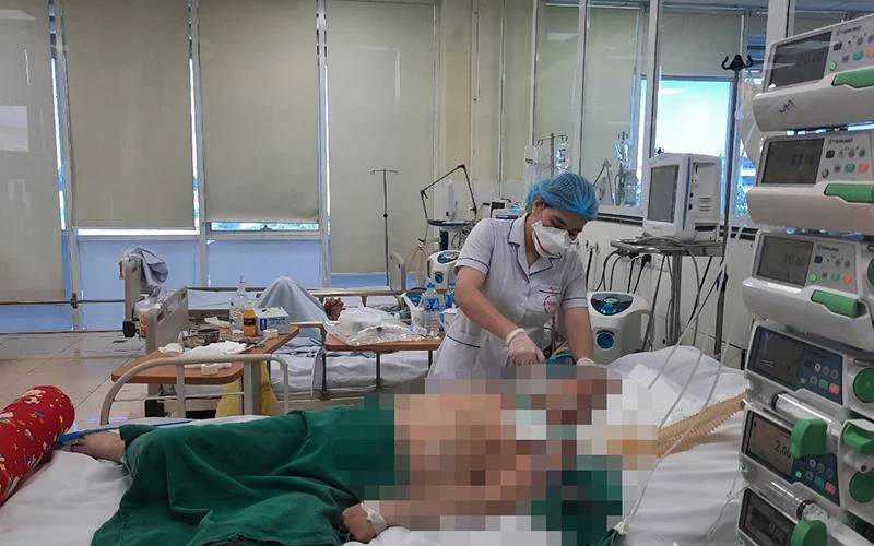 Bệnh nhân Covid-19 nặng đang điều trị tại Bệnh viện Bệnh Nhiệt đới Trung ương. (Ảnh: TĐ)
