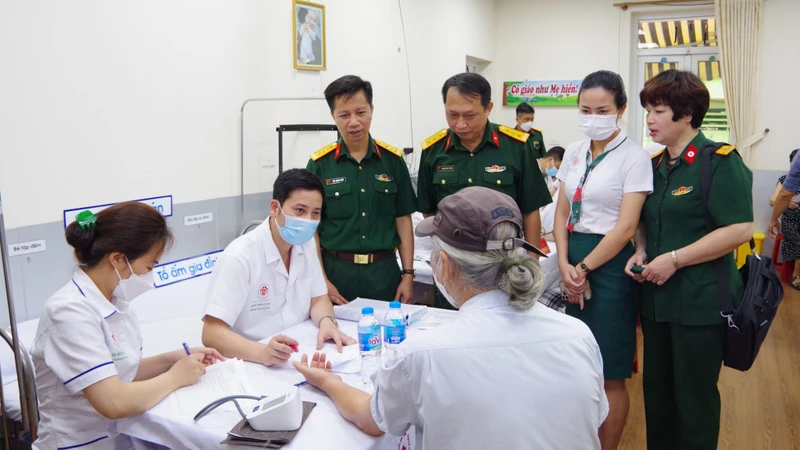 Bệnh viện Trung ương Quân đội 108 khám bệnh, tư vấn sức khoẻ, cấp thuốc miễn phí cho đối tượng chính sách.