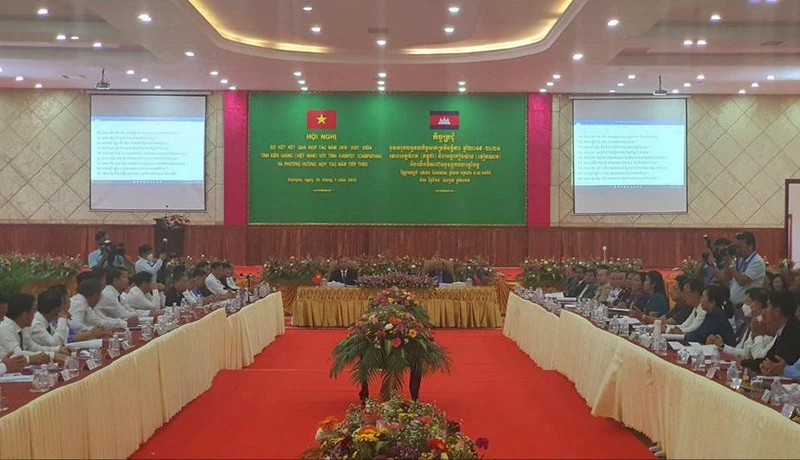 Hội nghị sơ kết kết quả hợp tác giữa hai tỉnh Kiên Giang và Kampot (Campuchia).