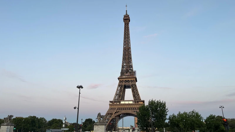 Paris ước tính sẽ đón 33 triệu lượt du khách Pháp và quốc tế trong năm 2022, so với 19 triệu trong năm 2021 và 38 triệu vào năm 2019. 