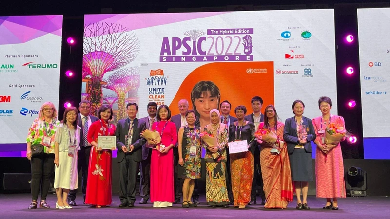 GS, TSKH Nguyễn Thế Hoàng (đứng thứ 5) nhận giải thưởng Vệ sinh tay xuất sắc châu Á-Thái Bình Dương năm 2021 tại APSIC 2022.