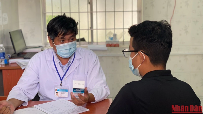 Bác sĩ tư vấn cho khách hàng về điều trị PrEP tại Trung tâm Y tế thị xã Phú Mỹ, Vũng Tàu.