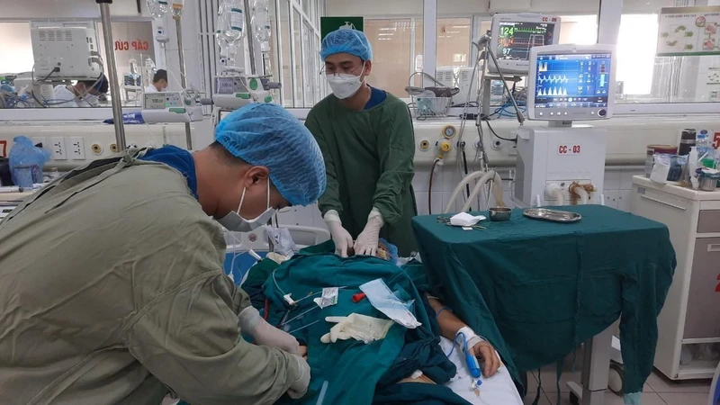 Bác sĩ Phạm Văn Phúc can thiệp ECMO cho bệnh nhân. 