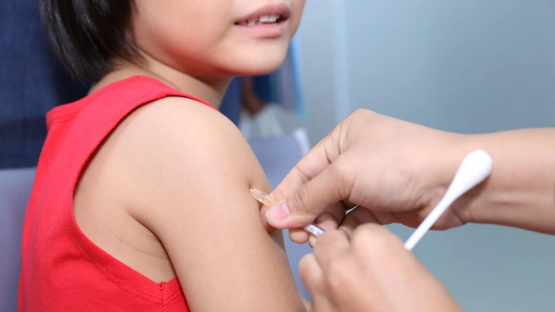 Trẻ tiêm vaccine cúm mùa. 