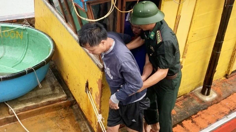 Ngư dân bị nạn được Bộ đội biên phòng Quảng Bình đón lên bờ.