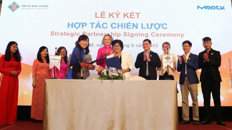 Bà Hideko Ikeda TGĐ Merck Healthcare Việt Nam ký kết hợp tác chiến lược với các chuỗi nhà thuốc nhằm nâng cao năng lực dược sĩ.