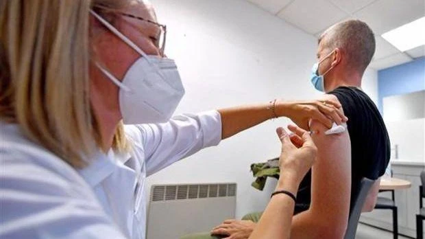 Nhân viên y tế tiêm vaccine phòng đậu mùa khỉ tại điểm tiêm chủng ở Lille, miền bắc Pháp ngày 10/8/2022. (Ảnh: AFP/TTXVN)