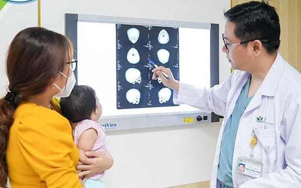 Bác sĩ Đặng Hoàng Thơm giải thích cho gia đình về kế hoạch điều trị cho bé N.H.