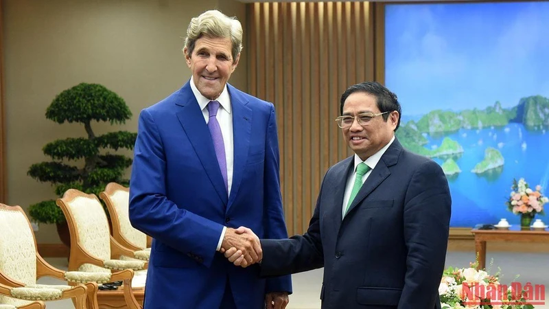 Thủ tướng Phạm Minh Chính tiếp Đặc phái viên của Tổng thống Hoa Kỳ về biến đổi khí hậu John Kerry.