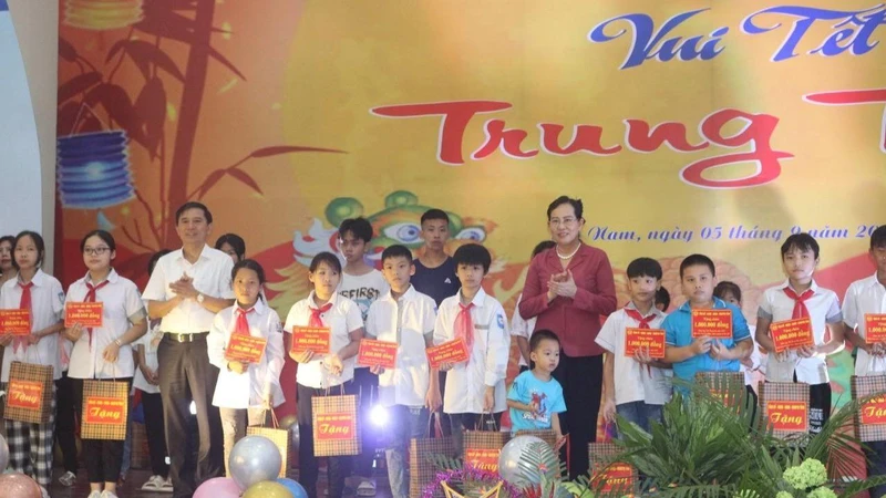 Đồng chí Bí thư Tỉnh ủy Hà Nam cùng các đồng chí lãnh đạo tỉnh tham dự chương trình vui Tết Trung thu cùng các em có hoàn cảnh khó khăn.