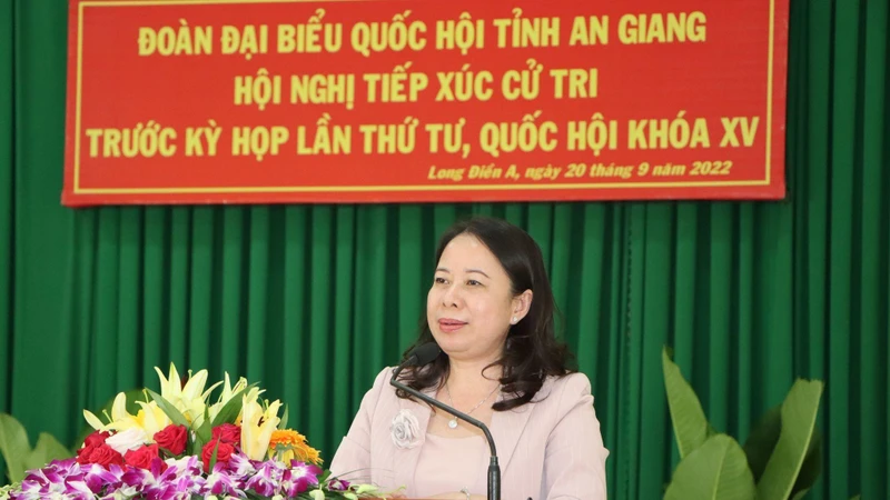 Đồng chí Võ Thị Ánh Xuân trả lời ý kiến cử tri xã Long Điền A.