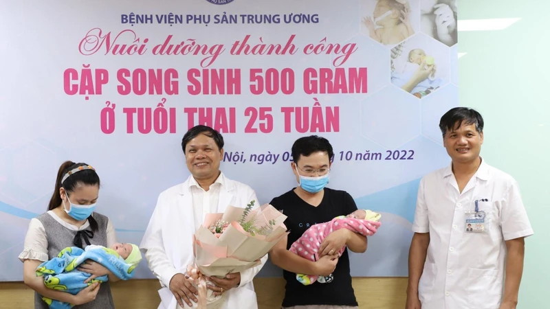 PGS,TS Trần Danh Cường, Giám đốc Bệnh viện Sản Trung ương chúc mừng gia đình em bé.