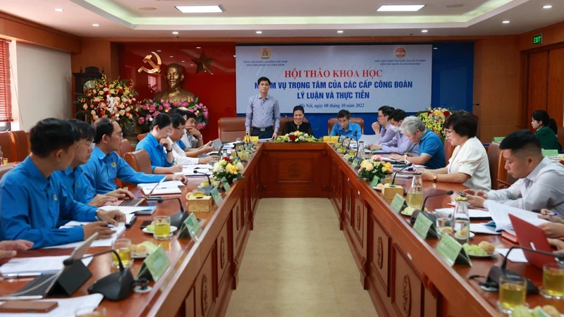Phó Chủ tịch Tổng Liên đoàn Lao động Việt Nam Ngọ Duy Hiểu phát biểu tại hội thảo. 