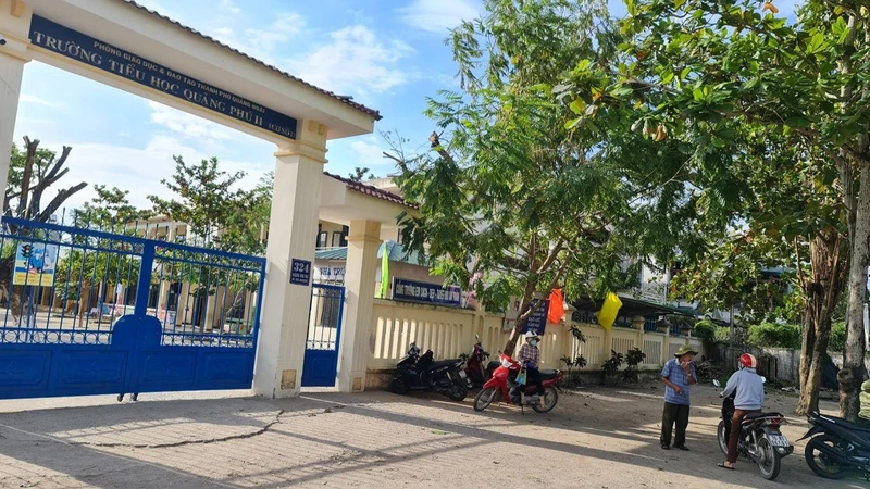 Tình trạng lạm thu đầu năm học tại Trường tiểu học Quảng Phú 2, thành phố Quảng Ngãi khiến phụ huynh bức xúc.