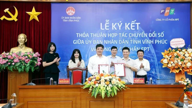 Lãnh đạo tỉnh Vĩnh Phúc và Công ty cổ phần FPT ký thỏa thuận hợp tác.