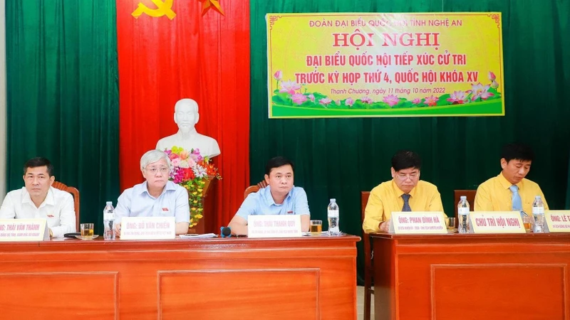 Đồng chí Bí thư Trung ương Đảng, Chủ tịch Ủy ban Trung ương Mặt trận Tổ quốc Việt Nam Đỗ Văn Chiến và đoàn Đại biểu Quốc hội tiếp xúc cử tri tại Nghệ An.