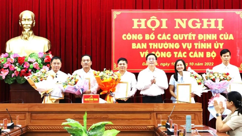 Bí thư Tỉnh ủy Đắk Lắk Nguyễn Đình Trung trao quyết định và tặng hoa chúc mừng các cán bộ được Tỉnh ủy phân công, điều động, bổ nhiệm.