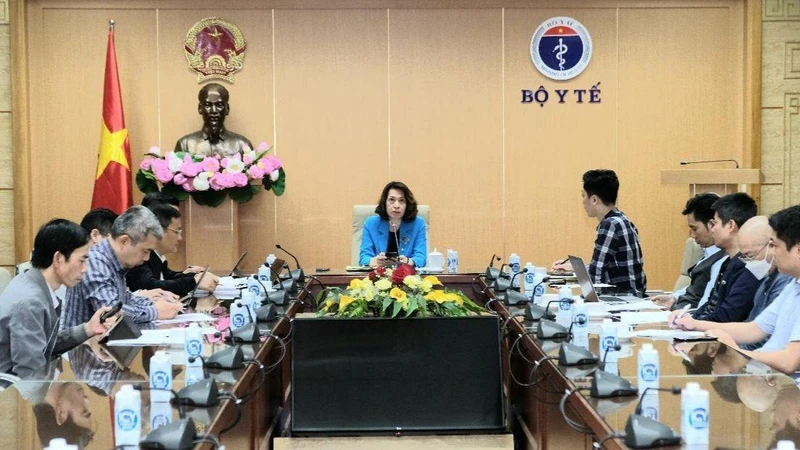 Thứ trưởng Nguyễn Thị Liên Hương chủ trì cuộc họp. (Ảnh: Báo Sức khỏe và Đời sống)