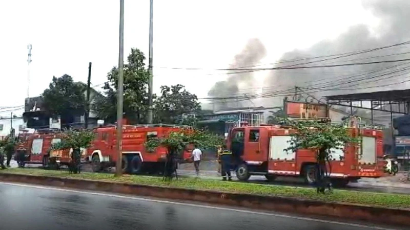 Phòng Cảnh sát phòng cháy, chữa cháy và cứu nạn, cứu hộ Công an tỉnh Đắk Lắk đã huy động 70 cán bộ, chiến sĩ và 8 xe cứu hỏa đến dập lửa.