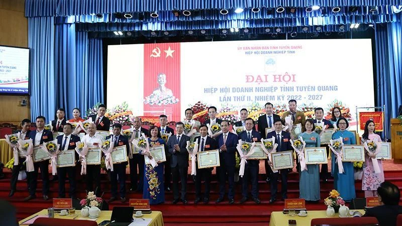 Lãnh đạo tỉnh Tuyên Quang tặng Bằng khen cho tập thể, cá nhân có nhiều đóng góp xây dựng và phát triển Hiệp hội Doanh nghiệp tỉnh, nhiệm kỳ 2017-2022.
