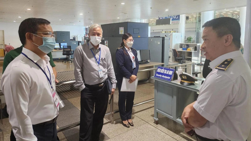 Tiến sĩ Vương Ánh Dương, Phó Cục trưởng Cục Quản lý khám, chữa bệnh kiểm tra công tác phòng chống bệnh đậu mùa khỉ tại sân bay Nội Bài.