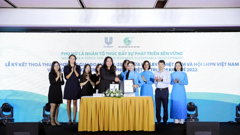 Đại diện Unilever Việt Nam và Hội Liên hiệp Phụ nữ Việt Nam ký kết chương trình hợp tác chiến lược.