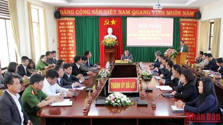 Quang cảnh hội nghị thông báo kết luận của Ban Thường vụ Tỉnh ủy Lâm Đồng về công tác cán bộ tại Thành ủy Đà Lạt. (Ảnh: D.N)