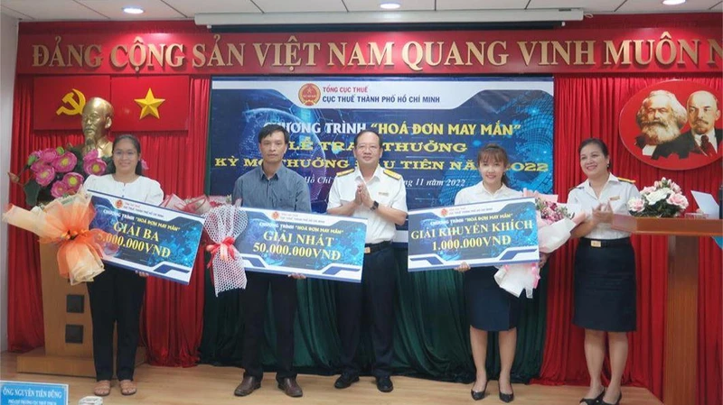 Các cá nhân được trao giải ‘‘Hóa đơn may mắn’’ đợt đầu tiên tại Cục Thuế Thành phố Hồ Chí Minh.