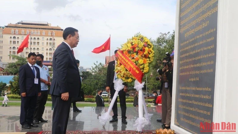 Chủ tịch Quốc hội Vương Đình Huệ và đoàn đại biểu Việt Nam đặt vòng hoa tại Đài Hữu nghị Việt Nam-Campuchia.
