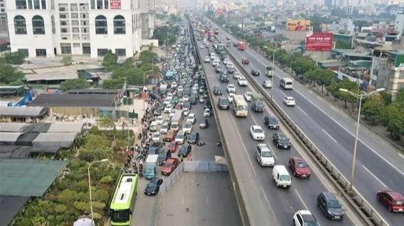 Việc rào chắn để thi công trên đường Nguyễn Xiển đang gây ùn tắc nghiêm trọng.