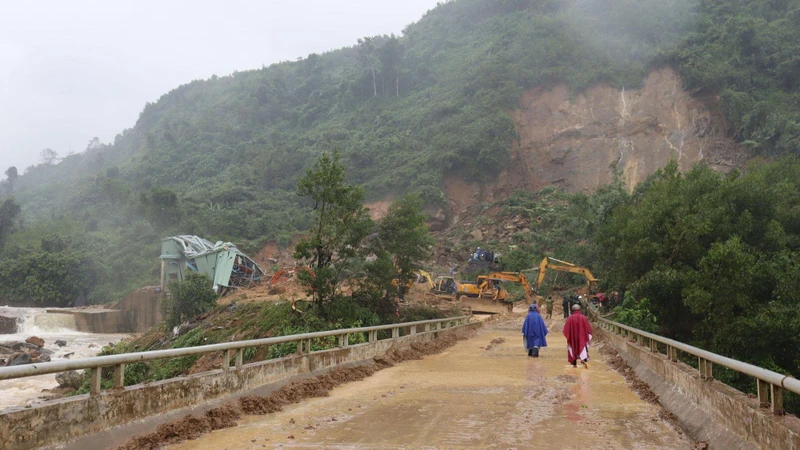 Sạt lở núi là mối nguy thường trực đối với các huyện miền núi Quảng Ngãi.