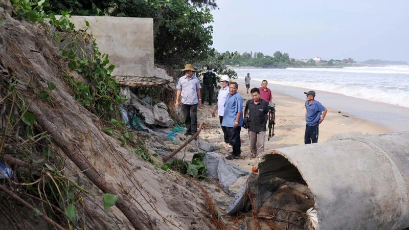 Bờ biển khu dân cư thôn Giai Sơn, xã An Mỹ, huyện Tuy An bị triều cường và sóng biển xâm thực uy hiếp trong đợt mưa bão cuối tháng 10/2922 vừa qua.